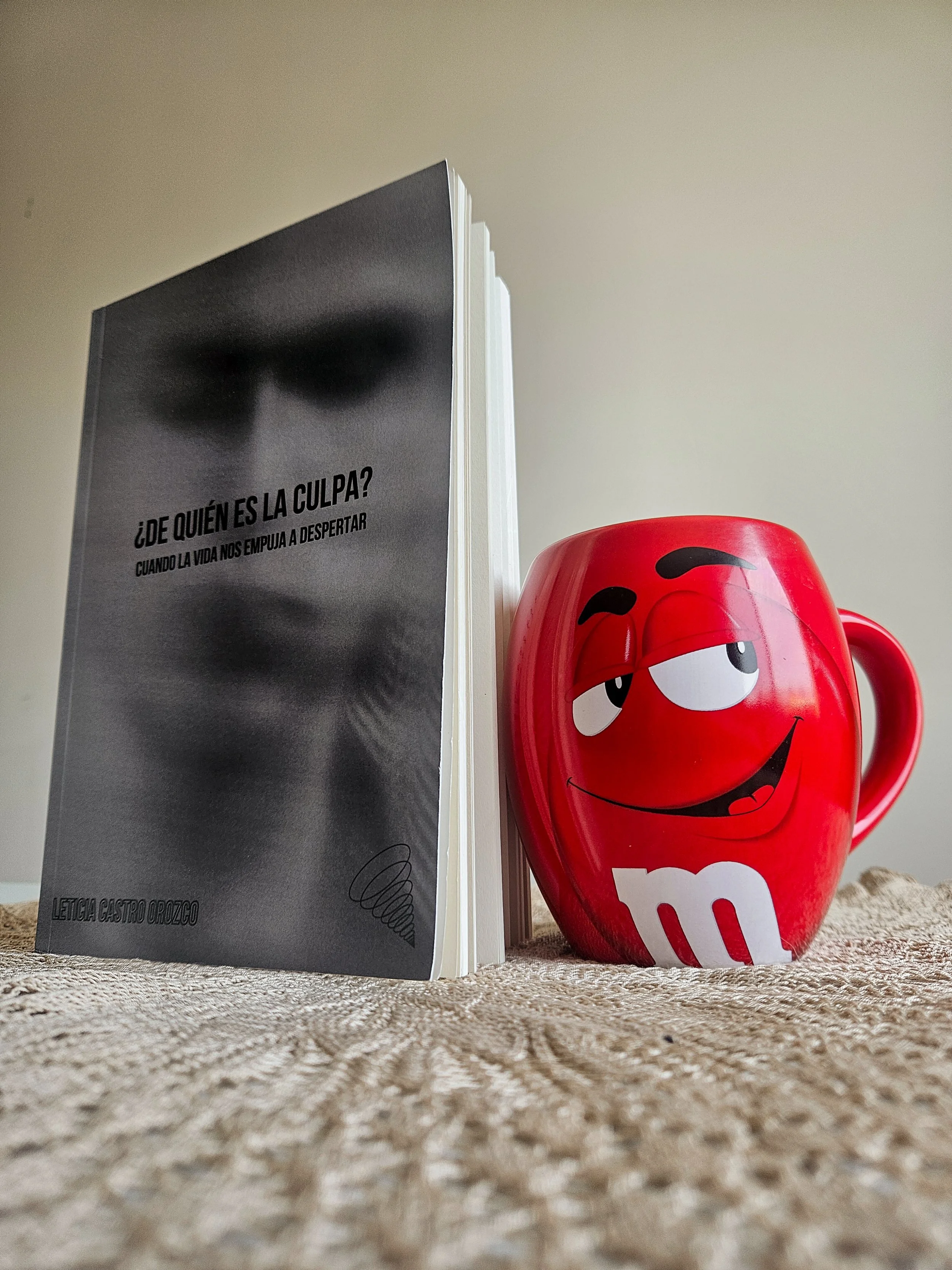 Esta es la taza con la que escribí cada página de '¿De quién es la culpa?'. La conservo. La sigo usando. Y hoy, como agradecimiento, te regalo uno de los capítulos enteros...